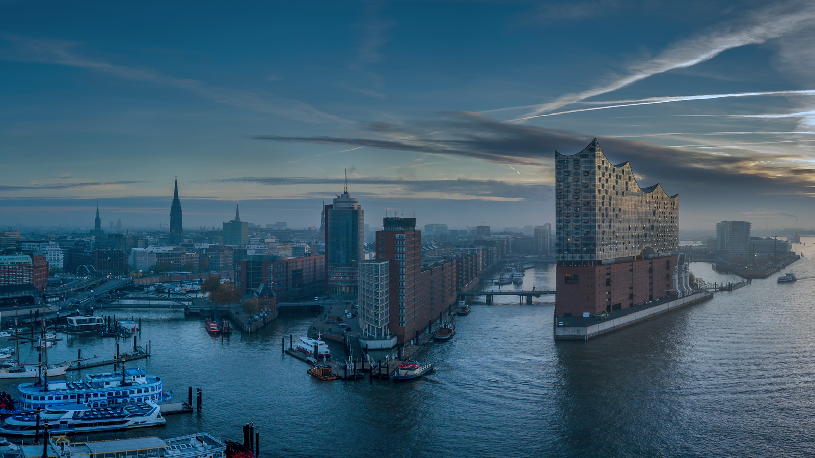 Panarama von Hamburg mit der Elbphilharmonie, vom Wasser aus