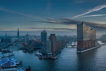 Panarama von Hamburg mit der Elbphilharmonie, vom Wasser aus
