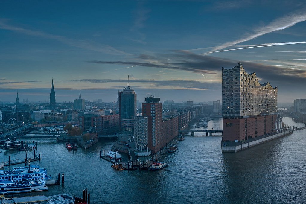Panarama von Hamburg mit der Elbphilharmonie, vom Wasser aus