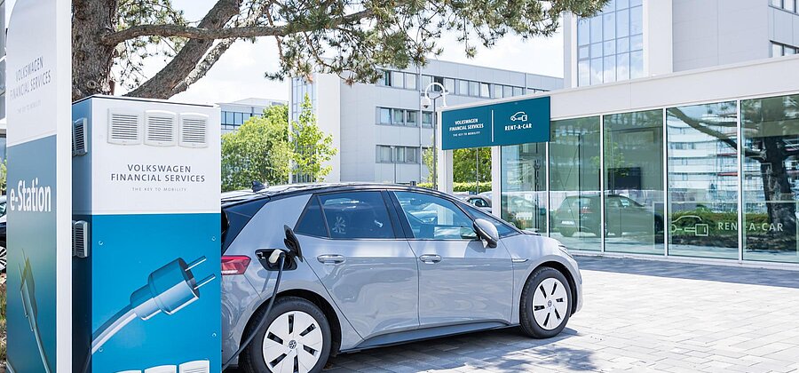 Ein Elektroauto an einer Ladesäule