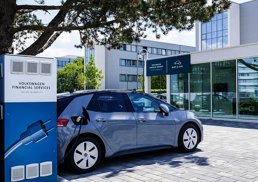Ein Elektroauto an einer Ladesäule