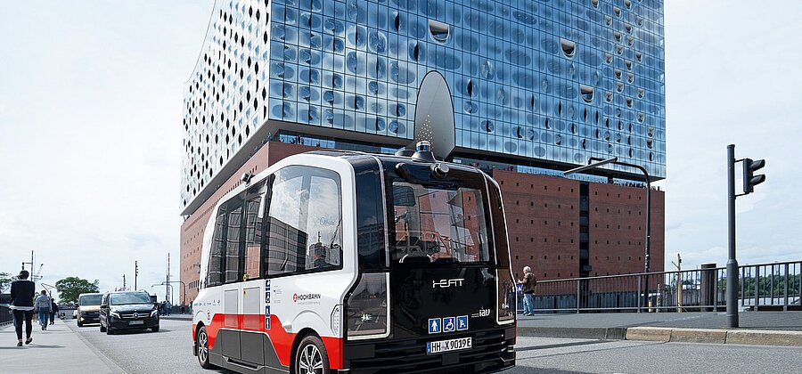Der autonom fahrende HEAT-Kleinbus vor der Elbphilharmonie