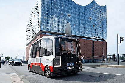 Der autonom fahrende HEAT-Kleinbus vor der Elbphilharmonie