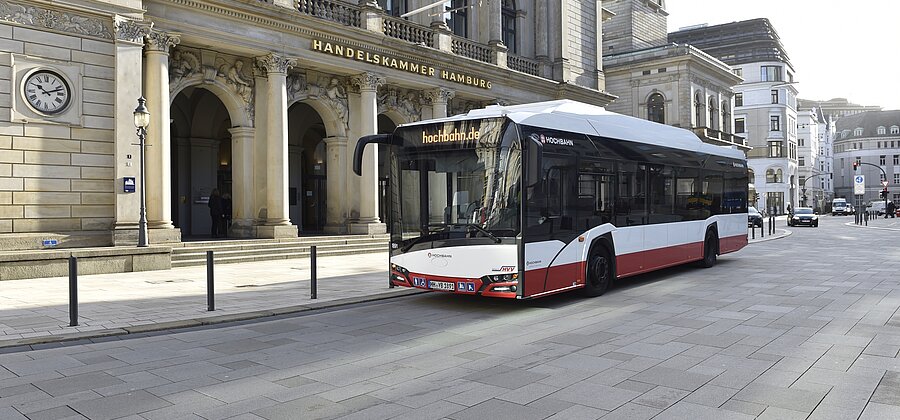Ein Bus vor einem Gebäude.