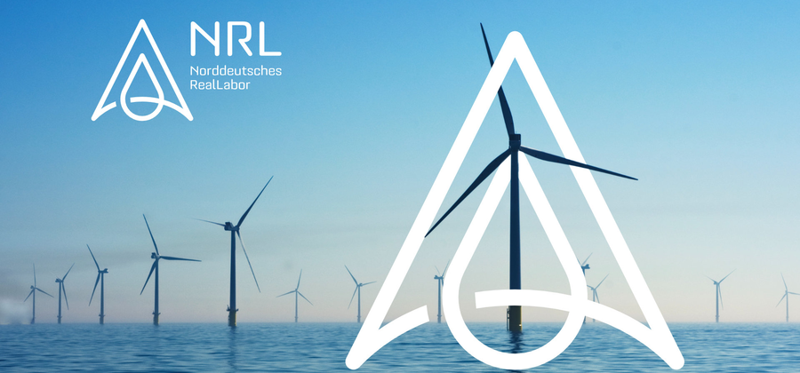 Offshore-Windpark, davor Logomontage Norddeutsches Reallabor